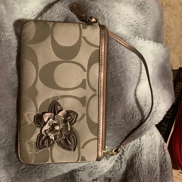 Small Coach clutch bag with flower - Picture 1 of 6